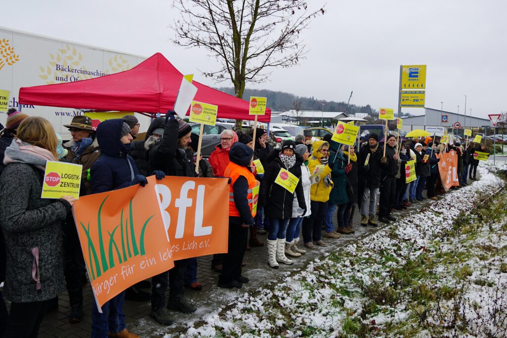 Demonstration der BfL Lich mit Postern vor dem Logistikzentrum