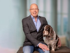 BfL Mitglied Walter Schmitz und sein Hund vor blauem Hintergrund